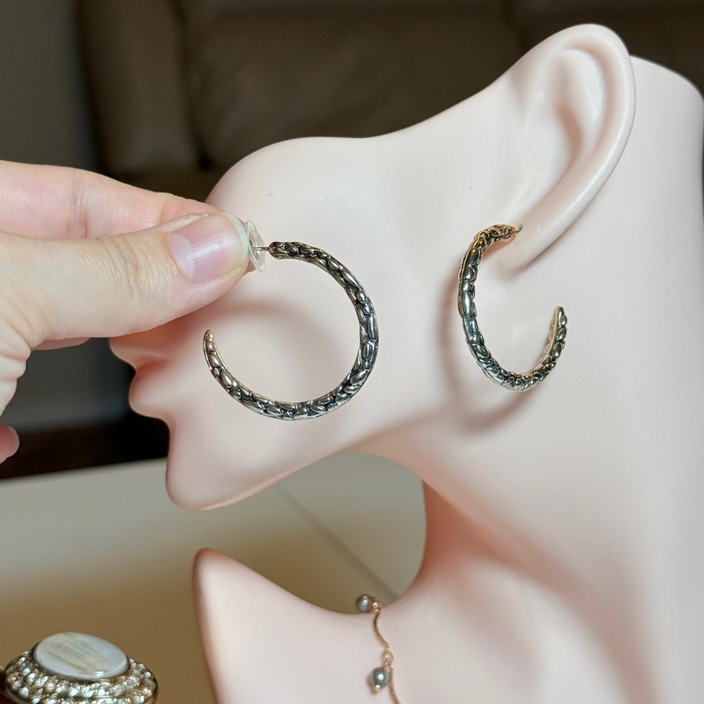 Elegant Gold Hoop Earrings - Picture 6 of 8